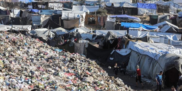 الأمم المتحدة توثق: النفايات سلاح إبادة يهدد حياة الفلسطينيين في غزة