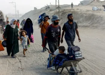 انهيار الطرق والبنية التحتية.. أزمة النقل تعمق جراح سكان غزة