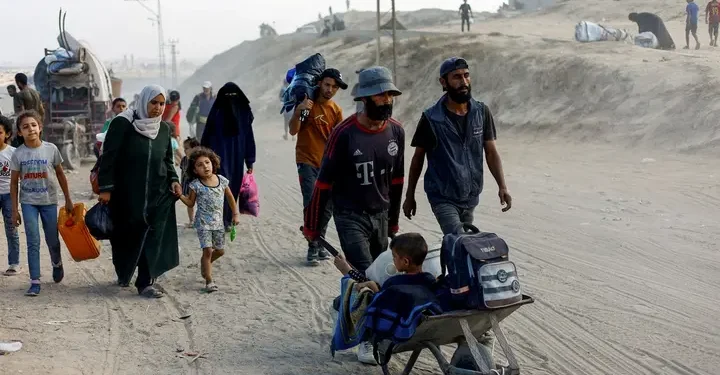 انهيار الطرق والبنية التحتية.. أزمة النقل تعمق جراح سكان غزة