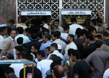 الاحتلال يخنق السلطة.. تداعيات احتجاز أموال المقاصة على الشارع الفلسطيني