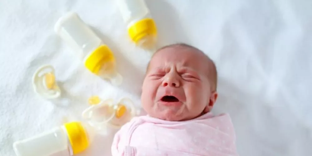 دليل الوالدين لفهم علامات جوع الرضيع ولغة جسده