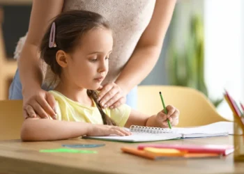 طرق تشجيع الطفل على المذاكرة بدون ضغط