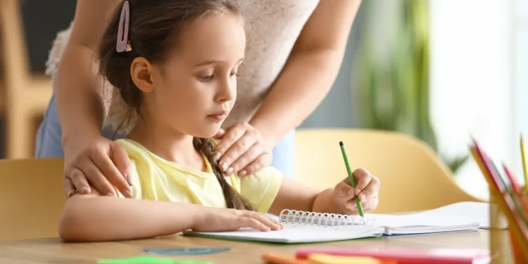 طرق تشجيع الطفل على المذاكرة بدون ضغط