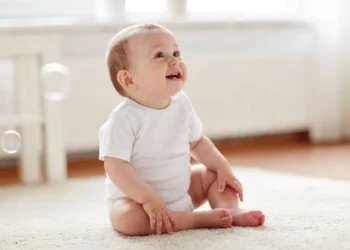 متى يبدأ الطفل بالتركيز في الوجوه؟.. دليل لغة العيون