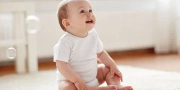 متى يبدأ الطفل بالتركيز في الوجوه؟.. دليل لغة العيون