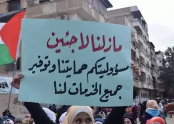 تراجع الحوالات.. اللاجئون الفلسطينيون يكشفون قسوة المعيشة داخل المخيمات