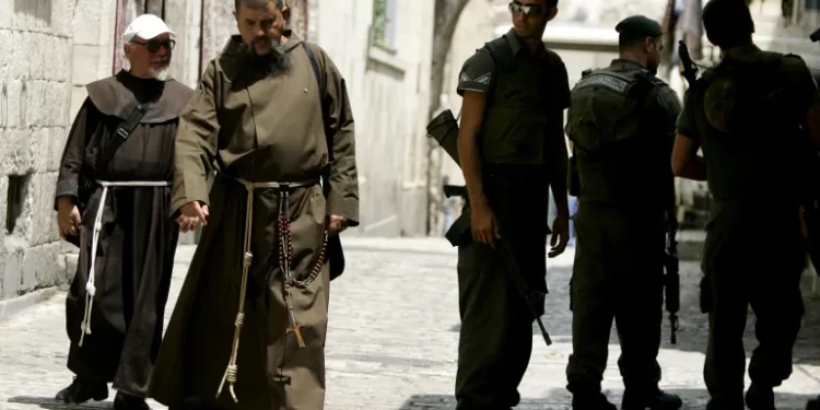 ثكنة عسكرية في سبت النور.. الاحتلال يستهدف المسيحيين بالقدس