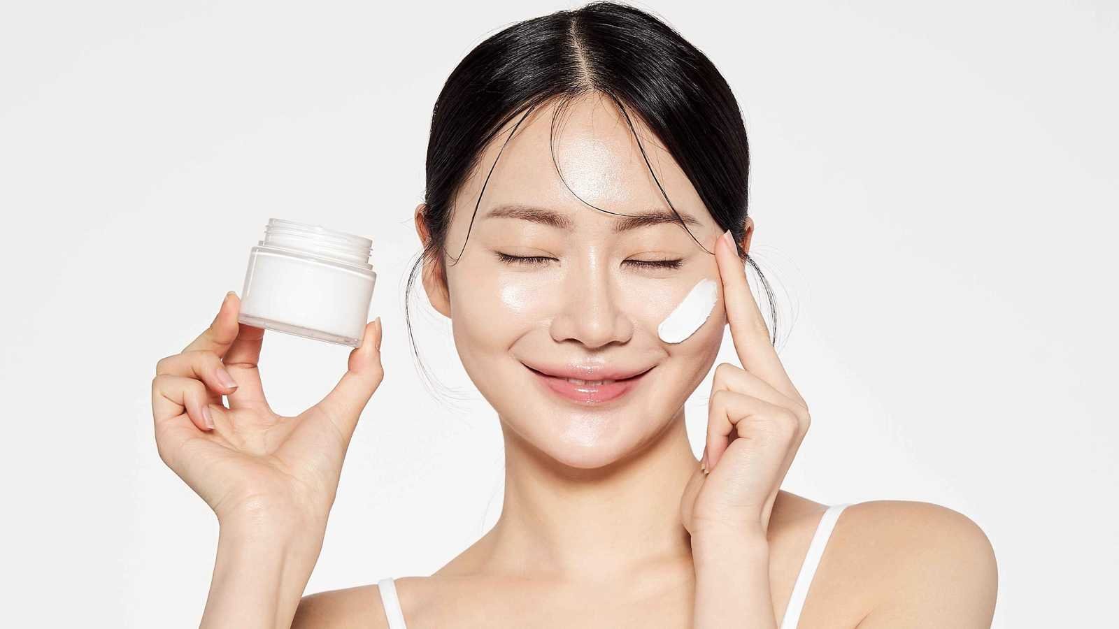 مرطبات البشرة.. سيكولوجية الجمال الكوري