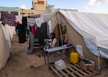 خيام بلا خصوصية.. روايات تكشف عمق الأزمات النفسية للنازحين