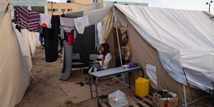 خيام بلا خصوصية.. روايات تكشف عمق الأزمات النفسية للنازحين