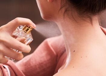 أفضل أماكن في الجسم لرش العطر .. أسرار ثبات الرائحة طوال اليوم