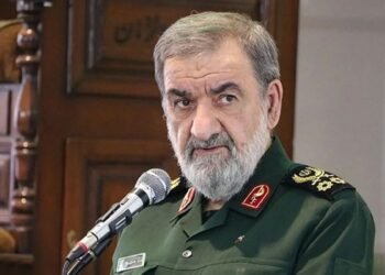 إيران تهدد بإغراق السفن الأمريكية