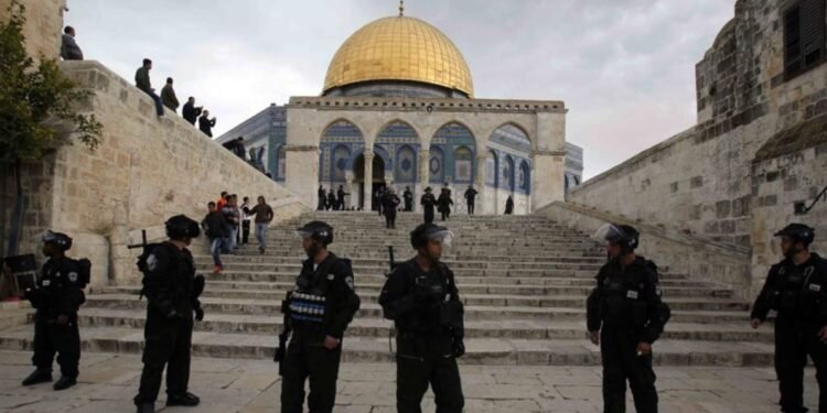فرض قيود مشددة.. ماذا يحدث في المسجد الأقصى؟