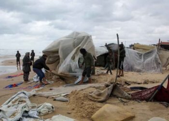 خيم تقتل حلم الأبوة.. الموت يطارد النازحين في غزة