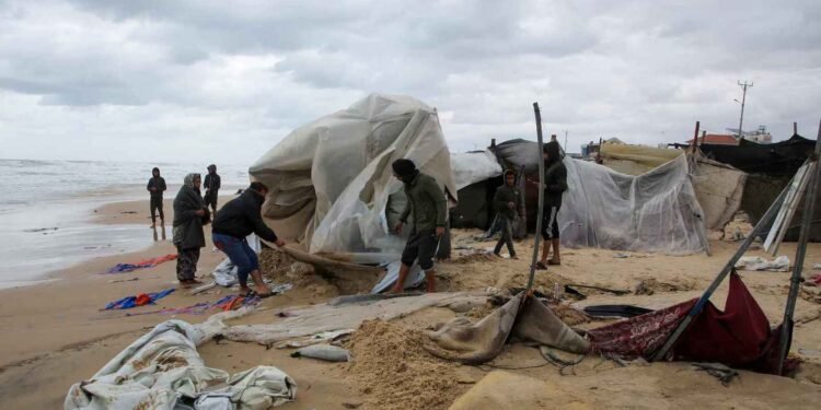 خيم تقتل حلم الأبوة.. الموت يطارد النازحين في غزة