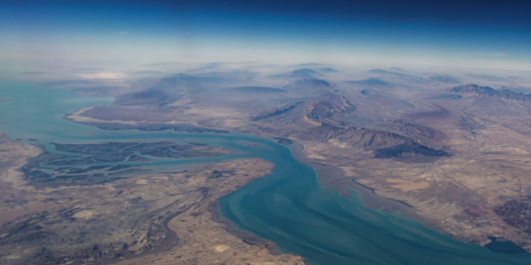 إيران تُصعّد في مضيق هرمز بإطلاق النار على سفن واحتجاز اثنتين