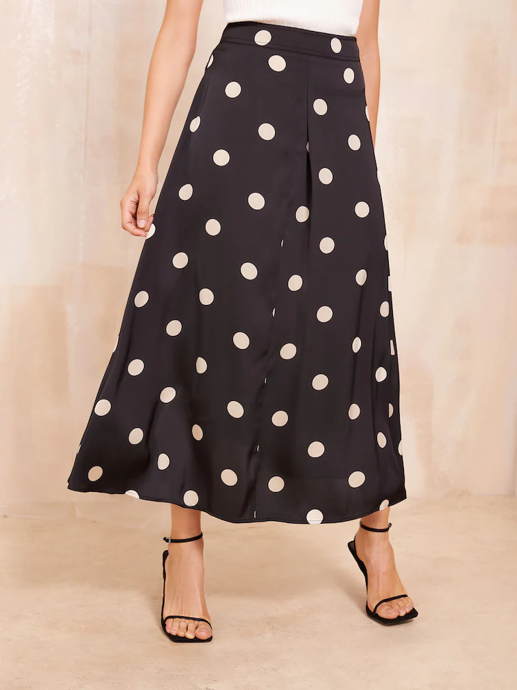 موضة 2026.. أزياء تغزو ربيع الأناقة بلمسات عصرية