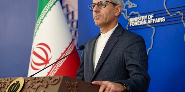 إيران ترفض نقل اليورانيوم وتضع شروطًا صارمة لأي اتفاق