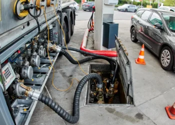 لماذا لا تنخفض أسعار البنزين بسرعة رغم فتح مضيق هرمز ؟