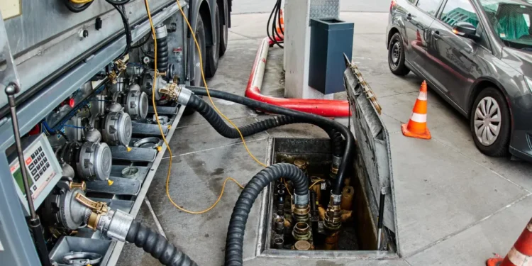 لماذا لا تنخفض أسعار البنزين بسرعة رغم فتح مضيق هرمز ؟