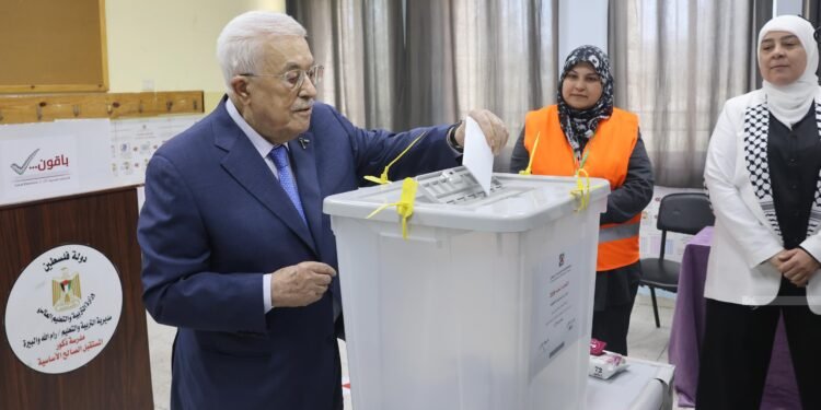 انتخابات وسط الحصار.. رسالة عباس للعالم: نستحق دولة فلسطينية مستقلة