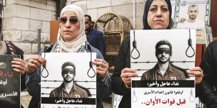 قانون إعدام الأسرى.. تحرك قانوني دولي يطالب باعتقال 23 مسؤولًا إسرائيليًا
