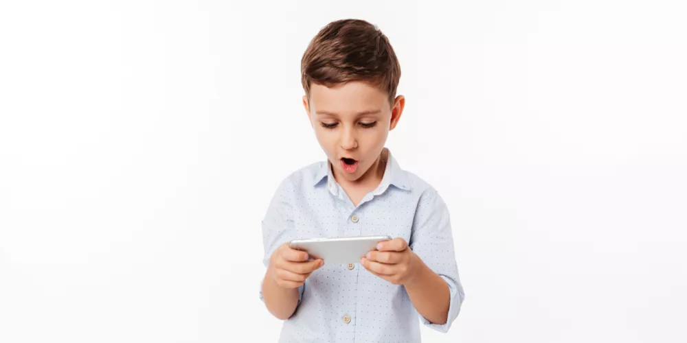 الشاشات ونطق الأطفال.. هل تسرق الكلمات من أفواههم؟