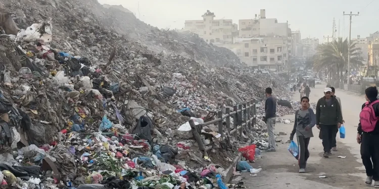 انتشار الأمراض والأوبئة.. كيف يهدد التلوث البيئي حياة سكان غزة؟