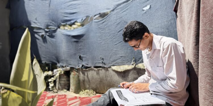 دمار و حصار .. شباب غزة يكشفون تحديات تهدد مستقبلهم