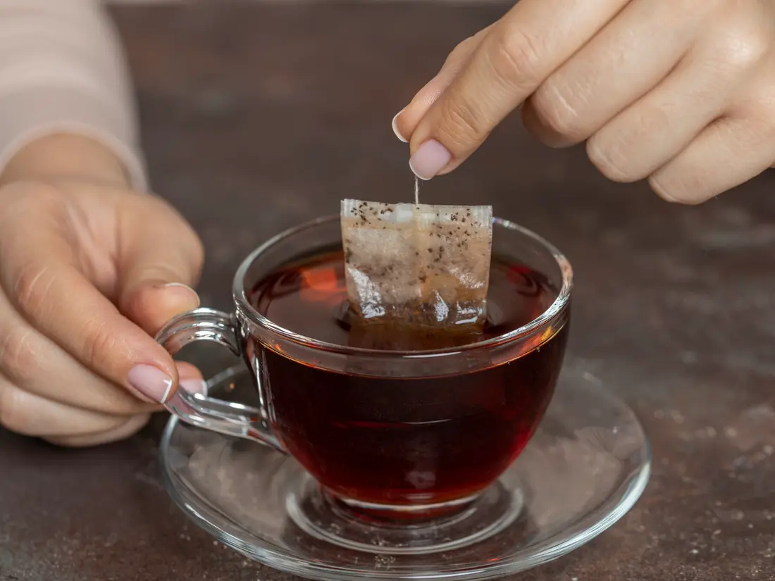 أكياس الشاي المستعملة.. كنز أخضر في بيتك