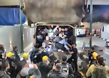 شاحنة نفايات تكشف عمق الأزمة الاقتصادية في الضفة