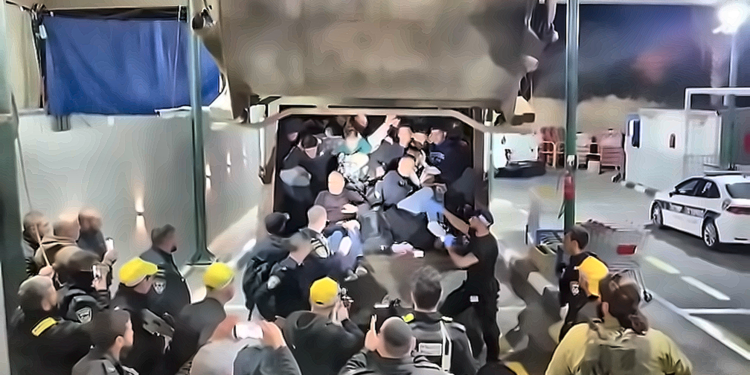 شاحنة نفايات تكشف عمق الأزمة الاقتصادية في الضفة