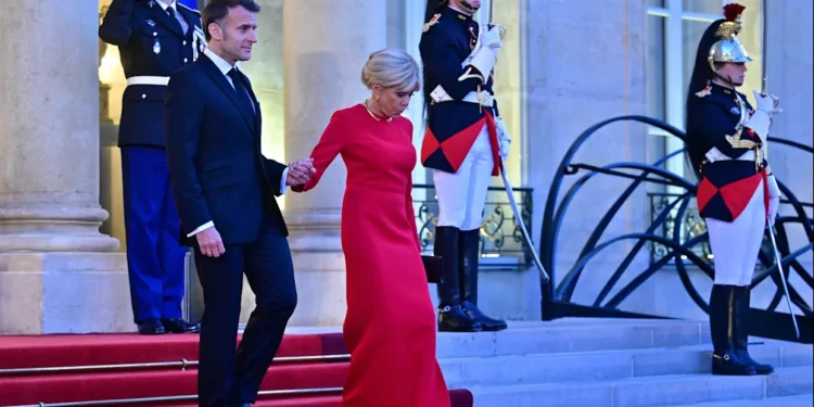 نهاية ماكرون تلوح في الأفق: إرث مثقل بالأزمات وتراجع النفوذ