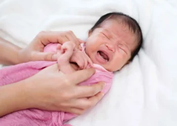 دليل الوالدين لفهم علامات جوع الرضيع ولغة جسده