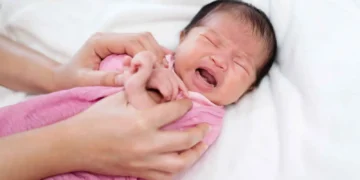 دليل الوالدين لفهم علامات جوع الرضيع ولغة جسده