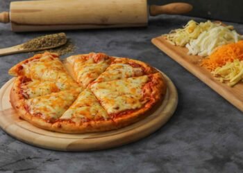 وصفات سهلة وسريعة.. طريقة تحضير بيتزا الأربعة أجبان