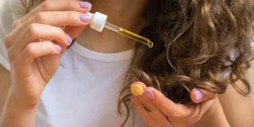 أفضل سيروم لتكثيف الشعر من الجذور