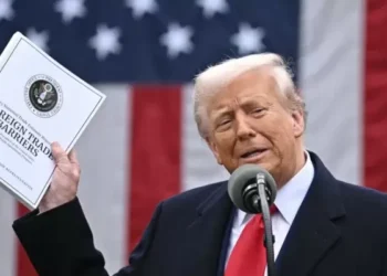 ترمب يلوح باتفاق مع إيران وسط تهدئة حذرة وتصعيد محسوب