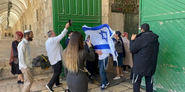 منع الآذان وحماية المستوطنين.. تداعيات خطيرة في المسجد الأقصى