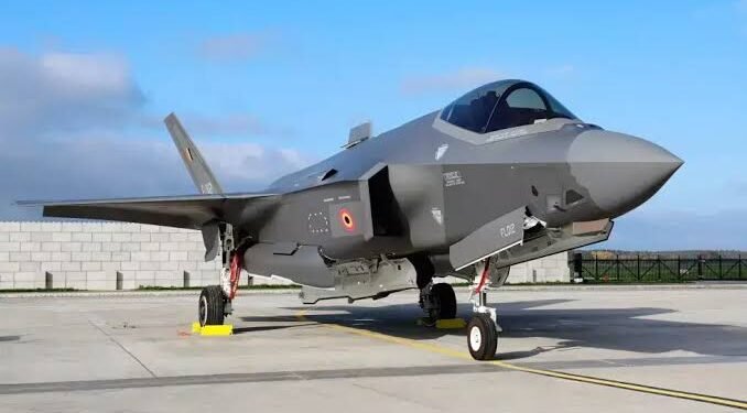 تصعيد خطير في الخليج.. طائرات أمريكية تسقط وطهران تلاحق الطيارين