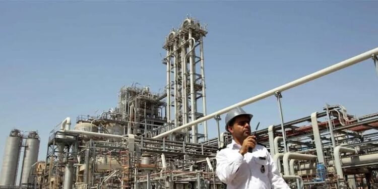 البتروكيماويات تحت القصف.. هل تبدأ مرحلة خنق الاقتصاد الإيراني؟