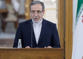 إيران تعيد فتح التفاوض وسط تصعيد أمريكي بحري