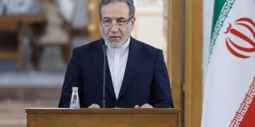إيران تعيد فتح التفاوض وسط تصعيد أمريكي بحري
