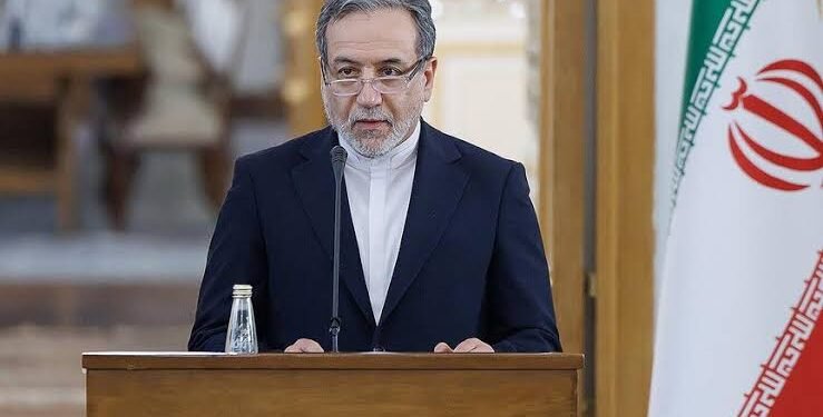 إيران تعيد فتح التفاوض وسط تصعيد أمريكي بحري