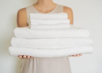 وداعاً للعفن.. دليلك لتنظيف الملابس البيضاء