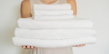 وداعاً للعفن.. دليلك لتنظيف الملابس البيضاء