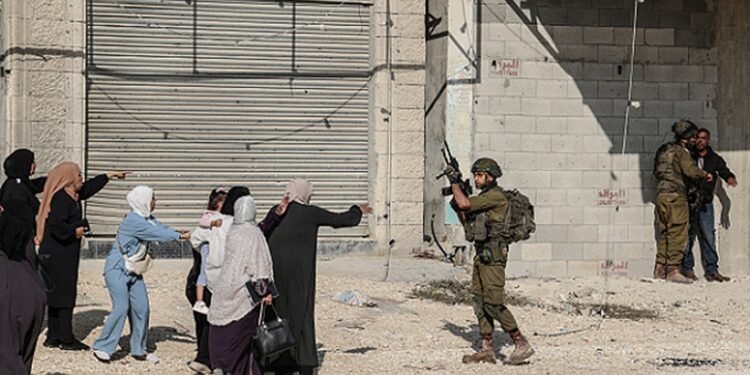 تطهير عرقي صهيوني.. محلل إسرائيلي يفضح مخطط نتنياهو في الضفة الغربية