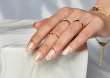 ألوان طلاء أظافر عصرية للنساء في ربيع 2026