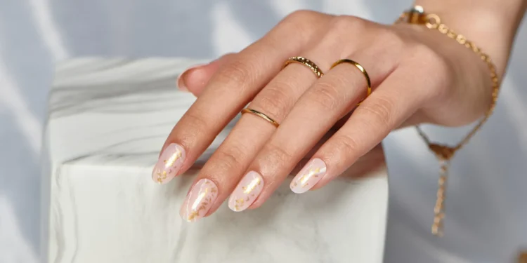 ألوان طلاء أظافر عصرية للنساء في ربيع 2026