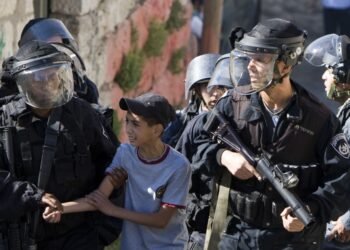 بينهم رضيع.. انتهاك حقوق الأطفال داخل سجون الاحتلال